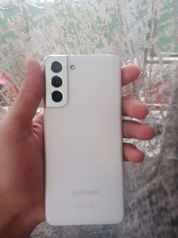 Samsung S21 With A New And Fresh Condition With minor dot in border 0