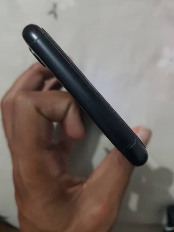 iPhone Xʀ 3