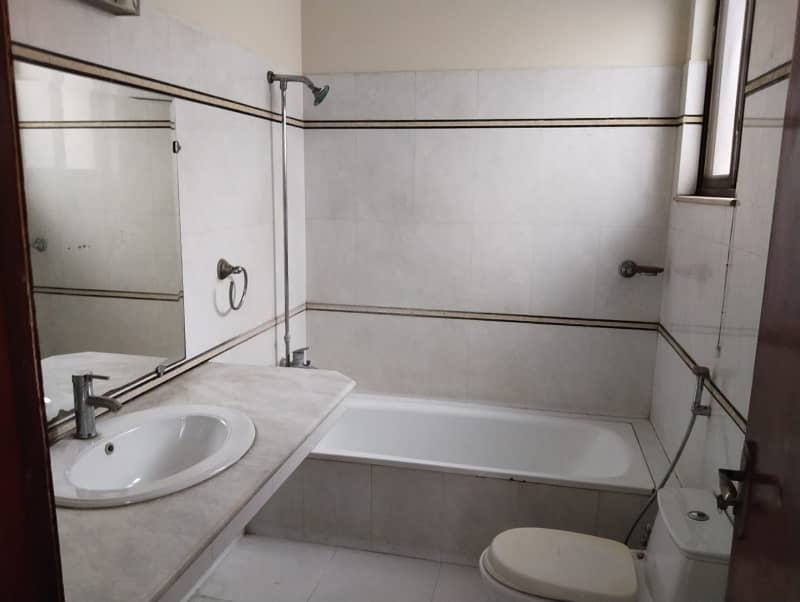 1Kanal Styilsh out new l House Available For Sale DHA Phase 3 Nera Y block 16