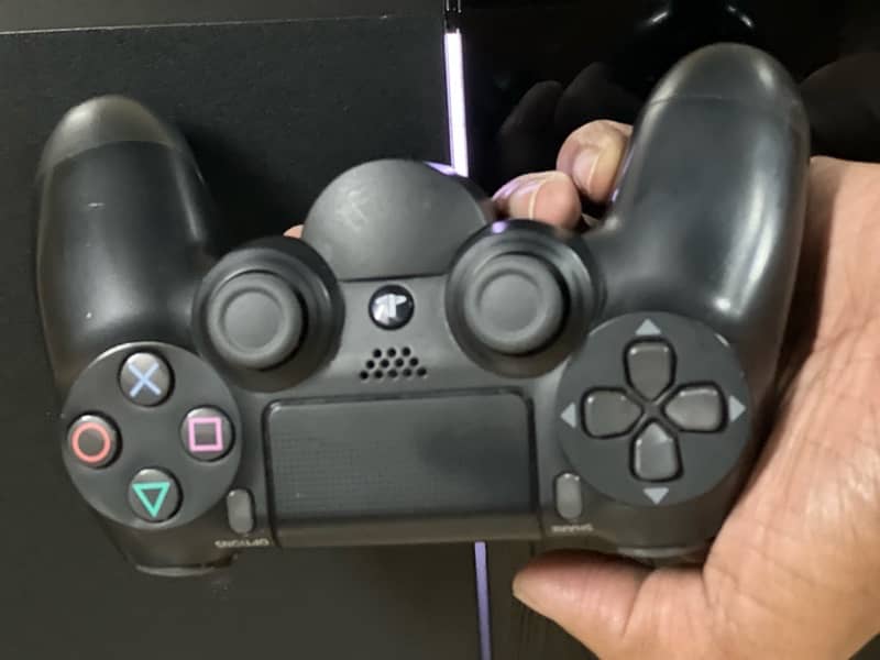 PlayStation 4 fat,slim,pro 1tb 2controllers 3 games CD 5