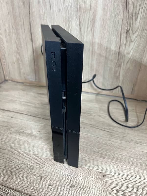 PlayStation 4 fat,slim,pro 1tb 2controllers 3 games CD 6