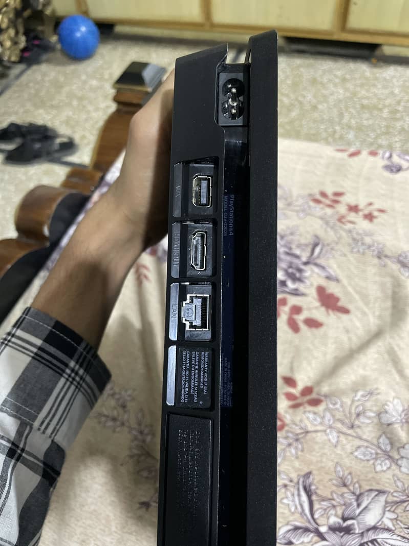 Playstation 4 (ps4) console 1TB 2