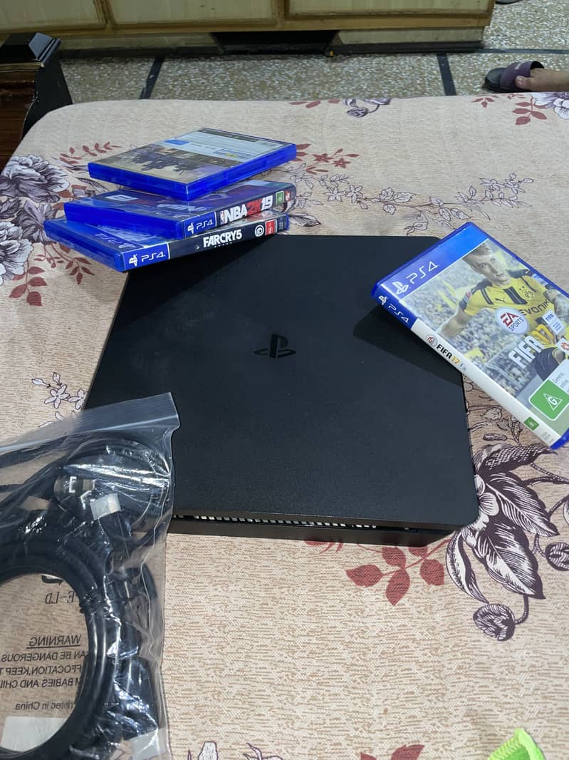 Playstation 4 (ps4) console 1TB 4