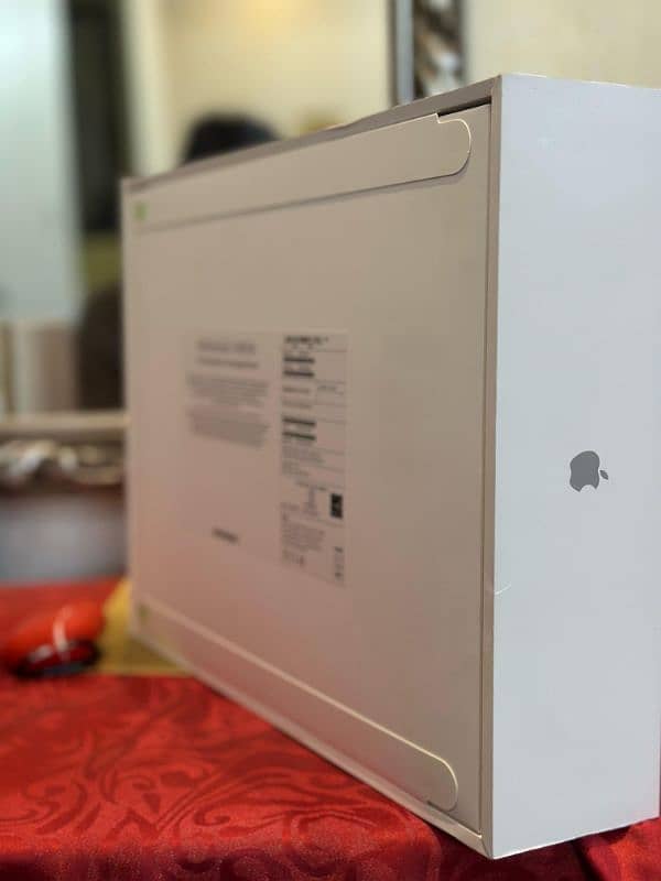 MacBook m3 pro box pack 1