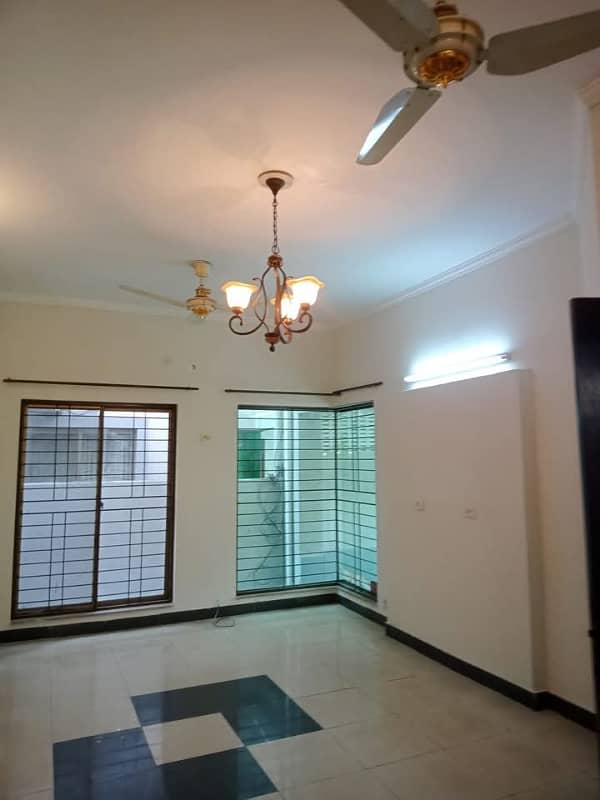 Top floor available for sale in Askari 11 sec-D Lahore 33