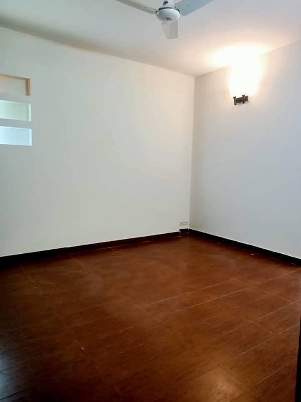 Top floor available for sale in Askari 11 sec-D Lahore 34