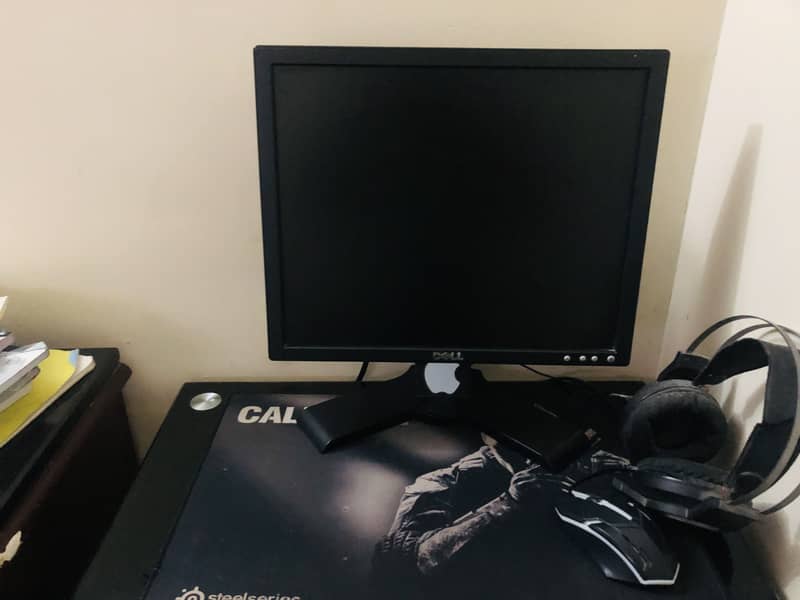 Hp pc used with table and low budget friendly 4