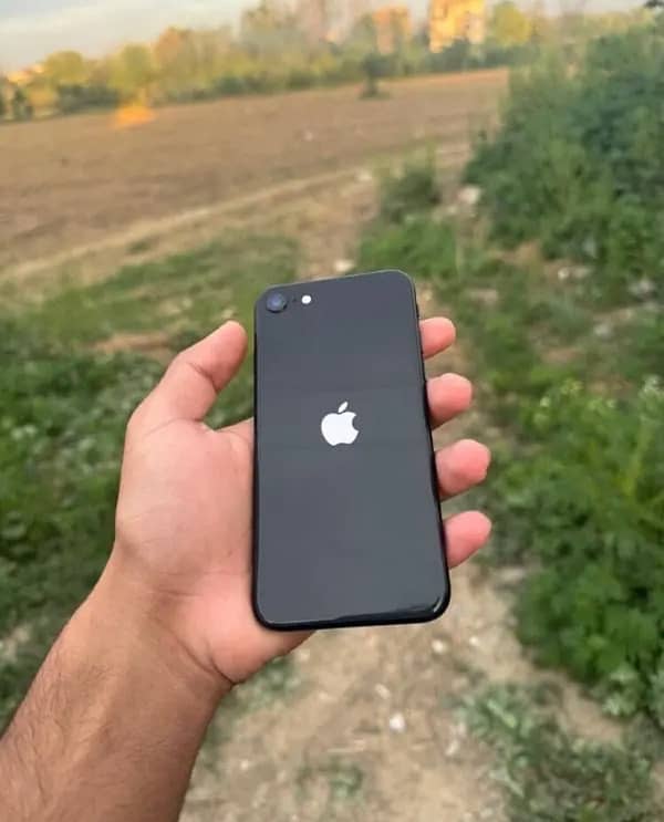 iphone SE 2020 lush condition 0