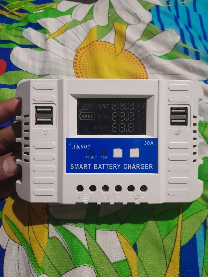 Smart Solar Charger controller in excellent condition 0