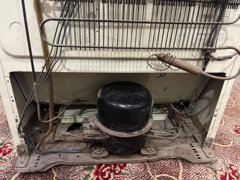 Frig for sale 2 door in good condition 8
