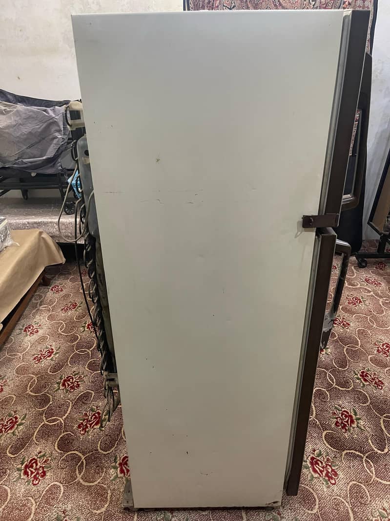 Frig for sale 2 door in good condition 18