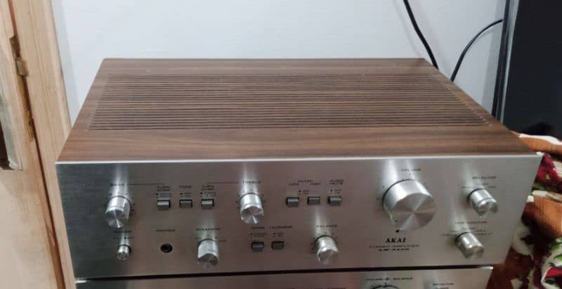 Akai amplifier AM-2400 3