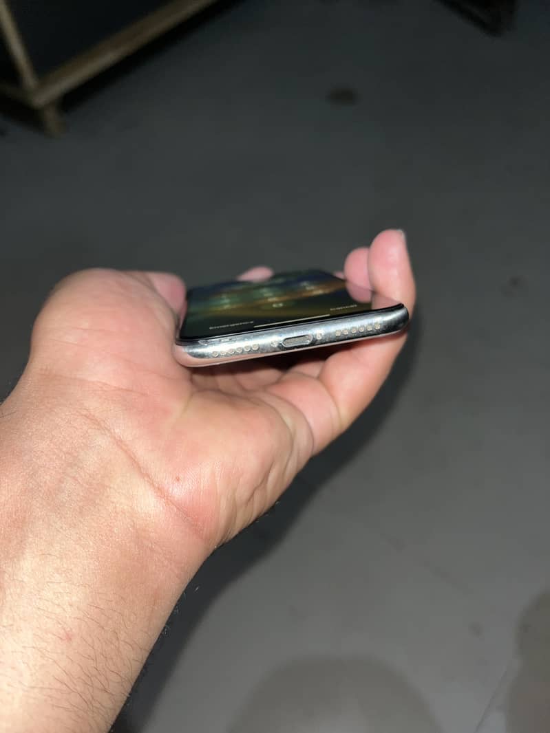 Apple iPhone X 4