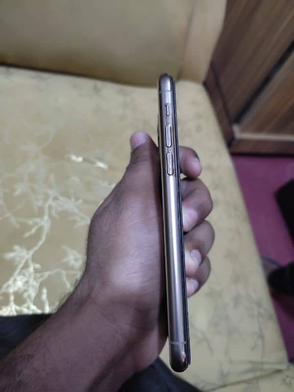 iPhone 11 pro 64 GB Golden Non-PTA 2
