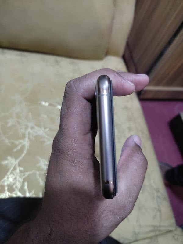 iPhone 11 pro 64 GB Golden Non-PTA 3
