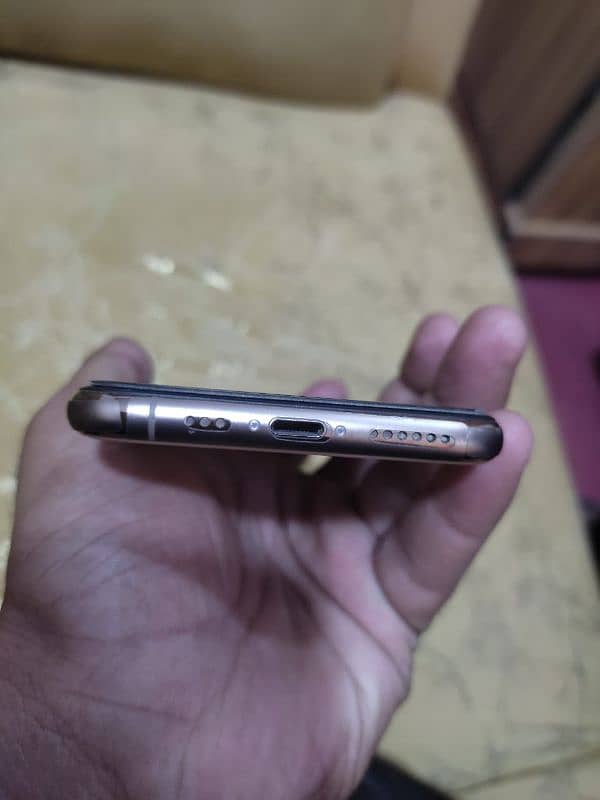 iPhone 11 pro 64 GB Golden Non-PTA 4