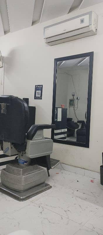 need a barber for salon 0