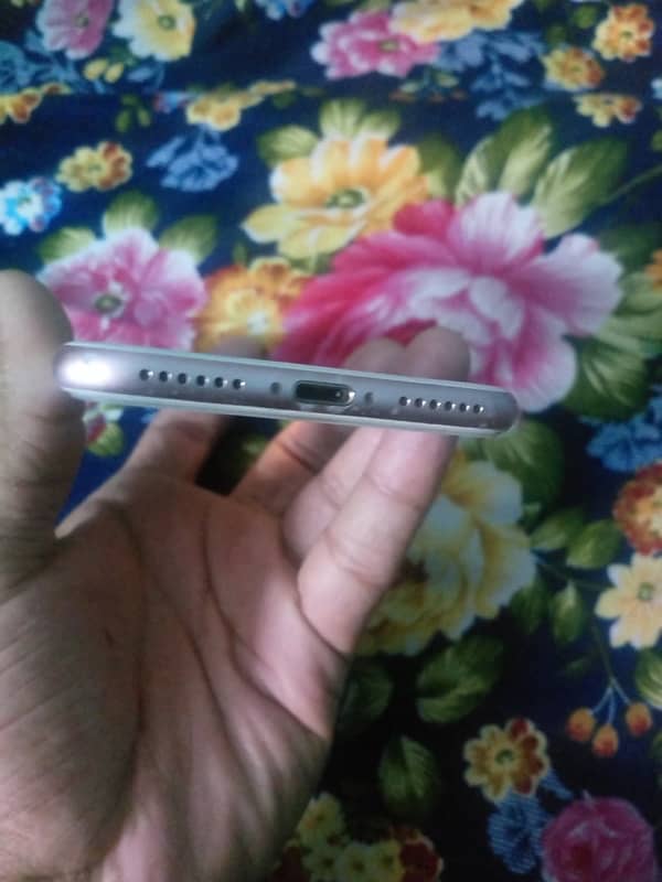 iPhone 7 128 gb condition 10/9 box not available 4