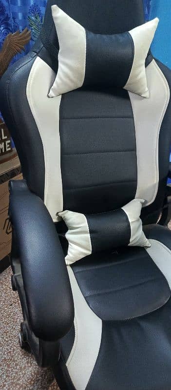 comfortable,custom pattern gaming chair with two neck and back pillows 0