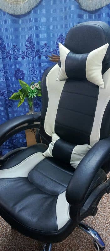 comfortable,custom pattern gaming chair with two neck and back pillows 1