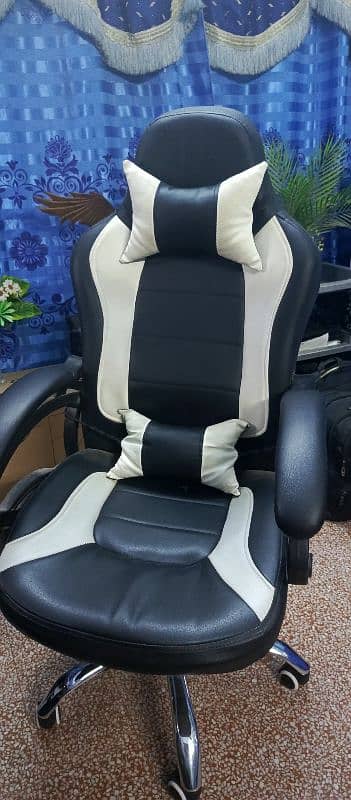 comfortable,custom pattern gaming chair with two neck and back pillows 2