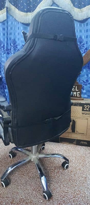 comfortable,custom pattern gaming chair with two neck and back pillows 5