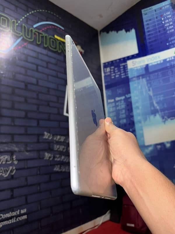 Apple ipad 9th generation 8/10 condition available on cheap price 1