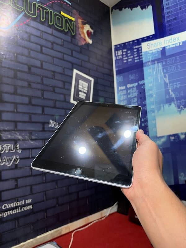 Apple ipad 9th generation 8/10 condition available on cheap price 3