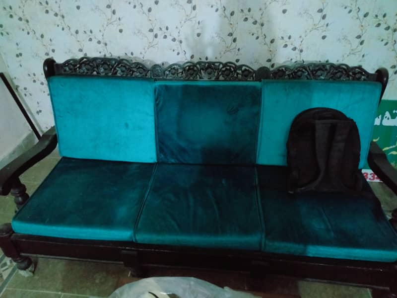 Pure sheesham wood sofa. Heavy weight. New foam seats. 0