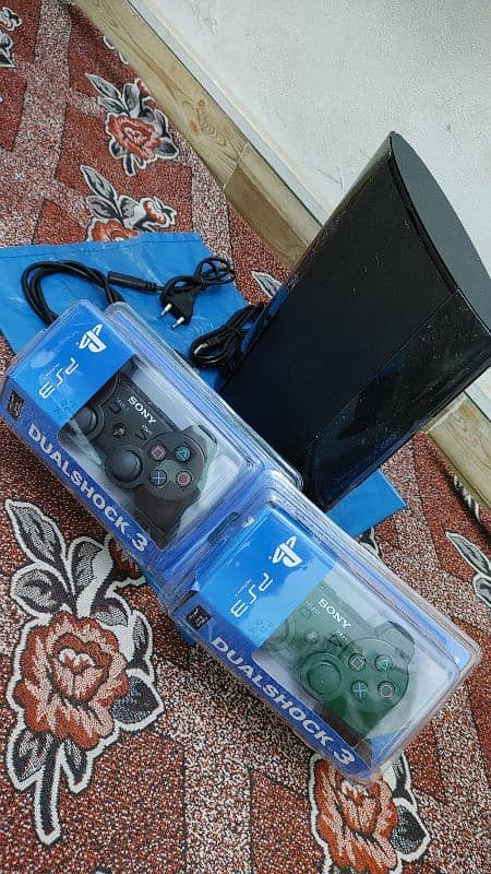 500gb ps3/48 games installed with tow controllers boxe pack 4