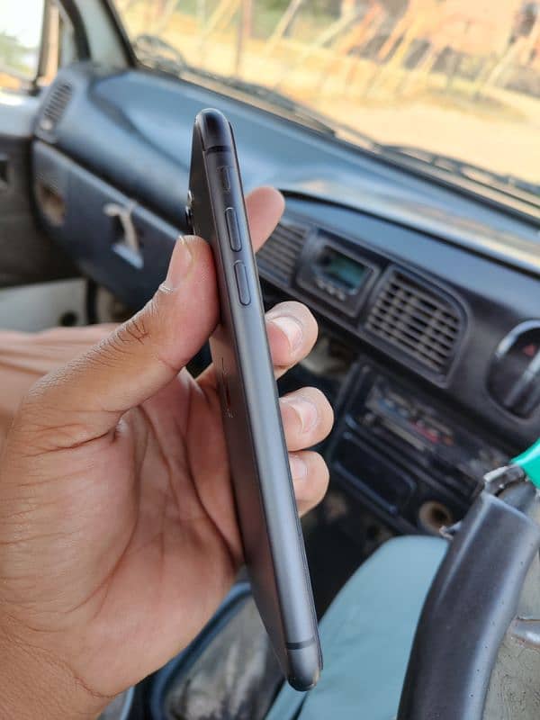 iPhone 11 factory unlocked 3