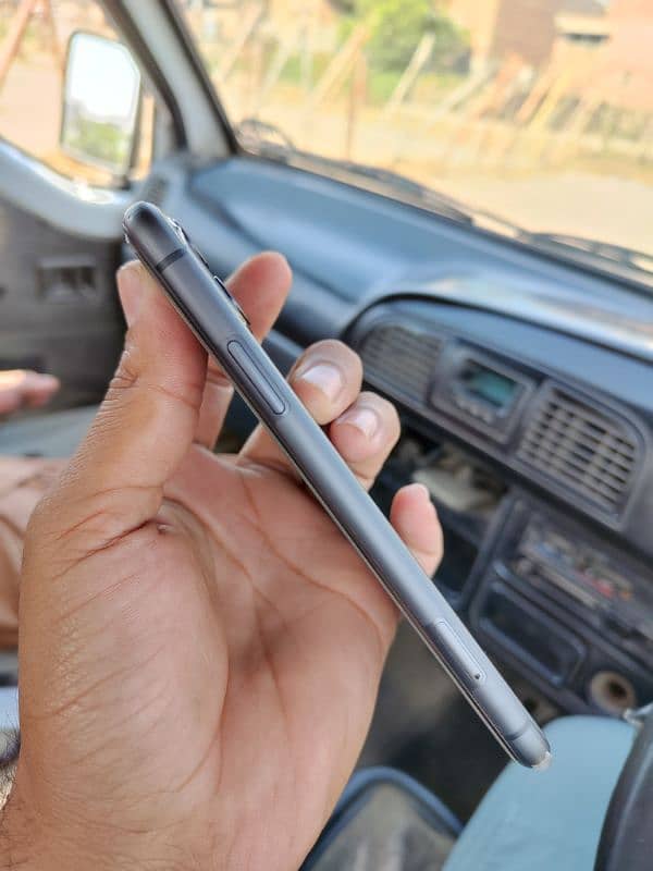 iPhone 11 factory unlocked 4