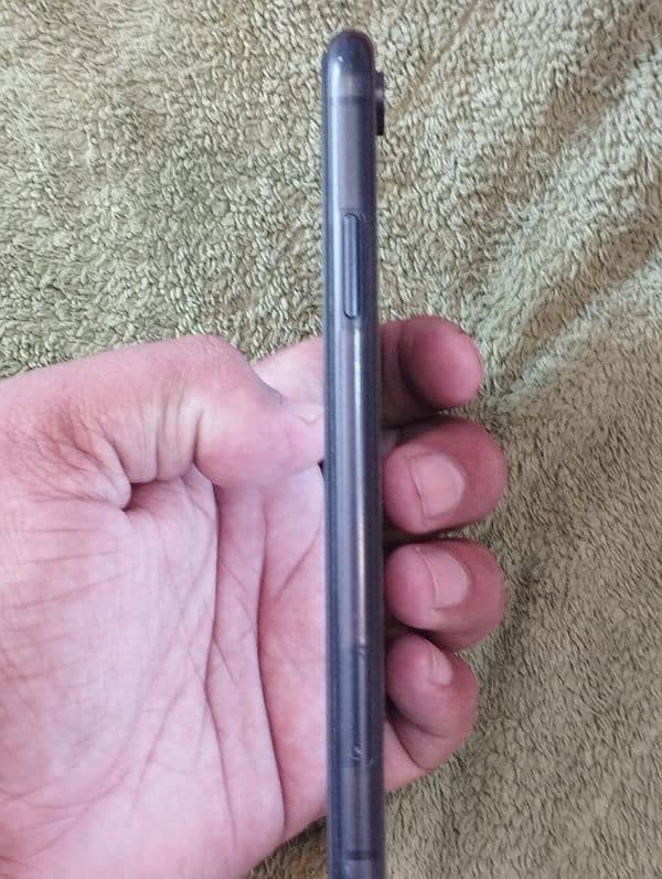 iPhone XR 64GB ROOM 82 % Battery HEALTH NON PTA 3