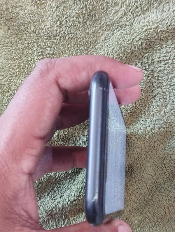 iPhone XR 64GB ROOM 82 % Battery HEALTH NON PTA 4