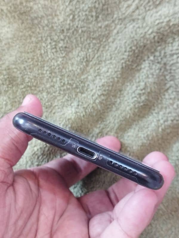 iPhone XR 64GB ROOM 82 % Battery HEALTH NON PTA 5