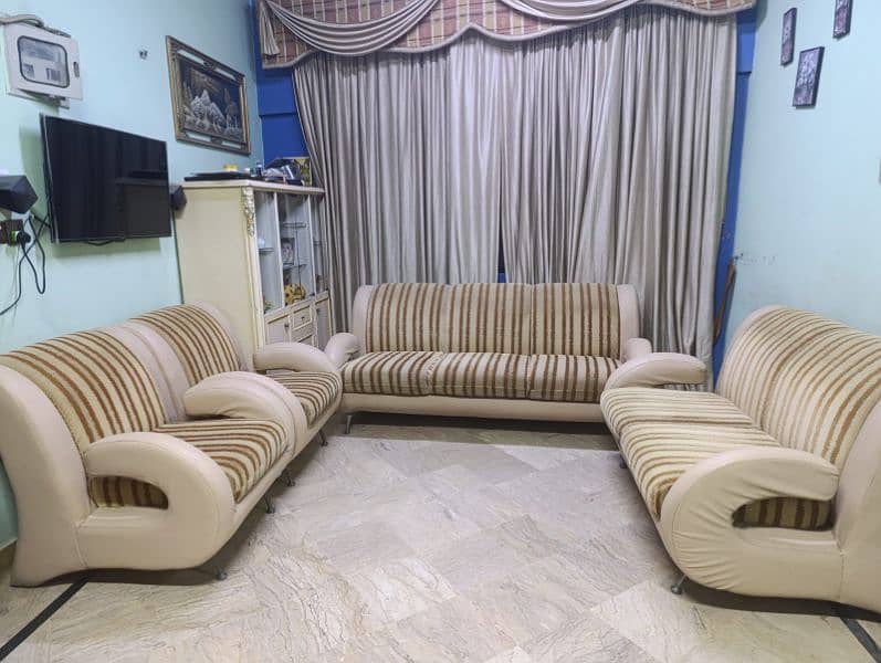 Habbit branded sofa set 0