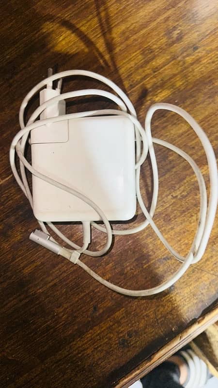 old model apple laptop 0