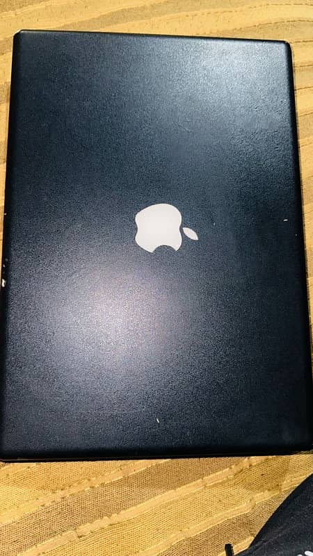 old model apple laptop 1