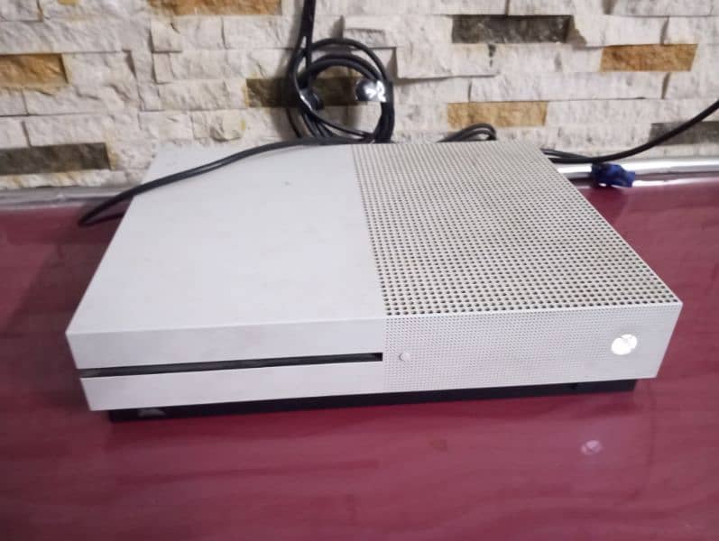 Xbox one s 1 Tb box Game 2