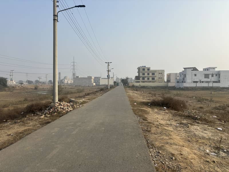5 MARLA CORNER ON "100" FEET WIDE ROAD BLOCK "2N" DIRECT OWNER IS FOR SALE 0