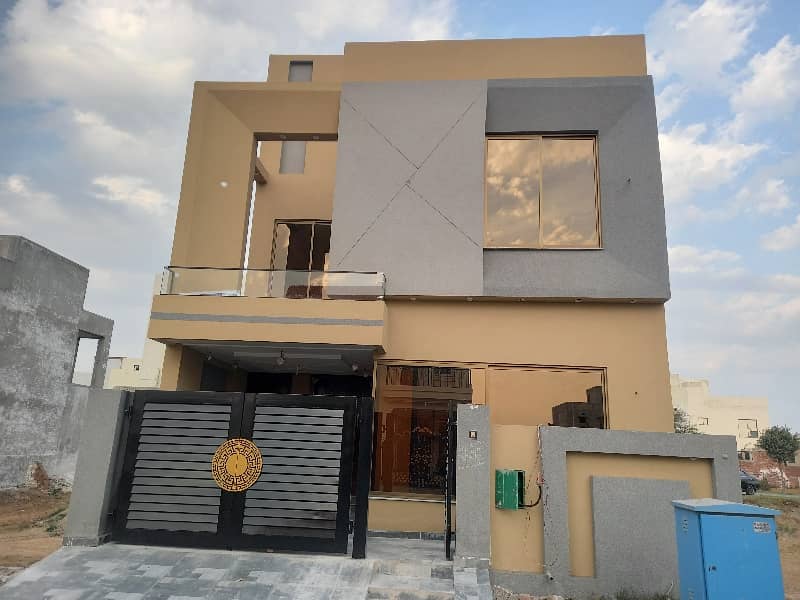 Stunning Prime Location 5 Marla House In Bahria Nasheman - Iris 0