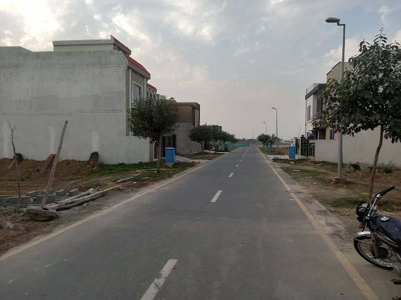 Stunning Prime Location 5 Marla House In Bahria Nasheman - Iris 1