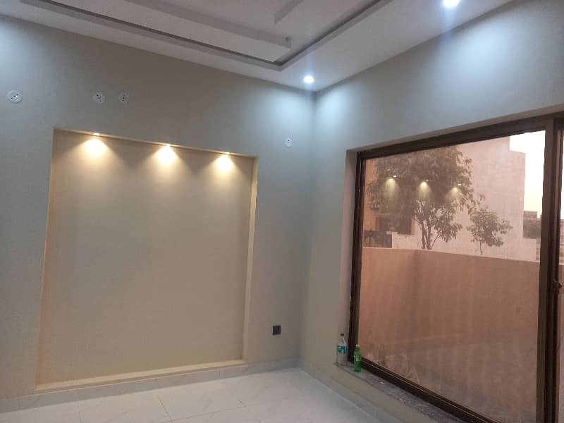 Stunning Prime Location 5 Marla House In Bahria Nasheman - Iris 2