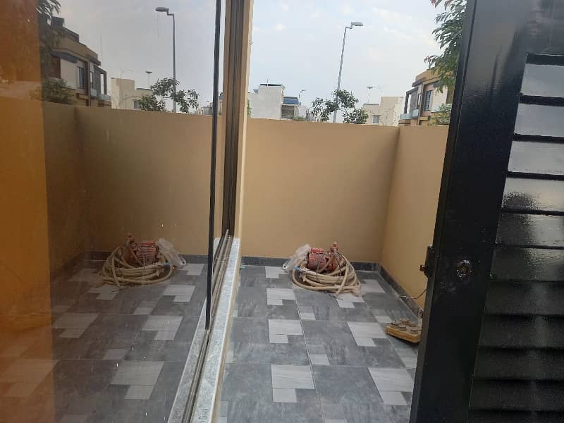 Stunning Prime Location 5 Marla House In Bahria Nasheman - Iris 3