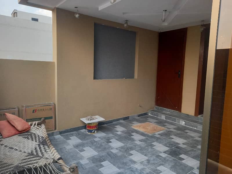 Stunning Prime Location 5 Marla House In Bahria Nasheman - Iris 4
