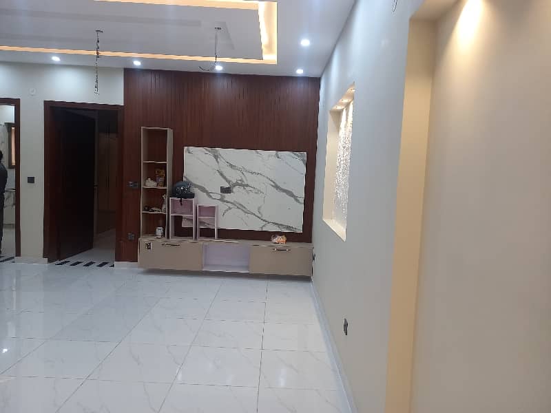 Stunning Prime Location 5 Marla House In Bahria Nasheman - Iris 5