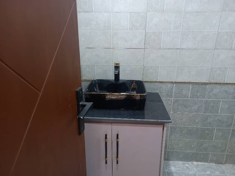 Stunning Prime Location 5 Marla House In Bahria Nasheman - Iris 6