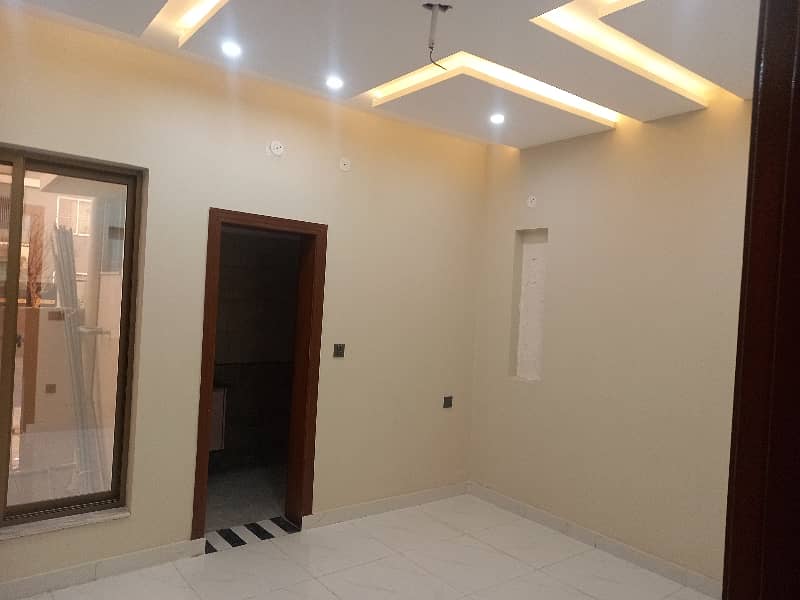 Stunning Prime Location 5 Marla House In Bahria Nasheman - Iris 8
