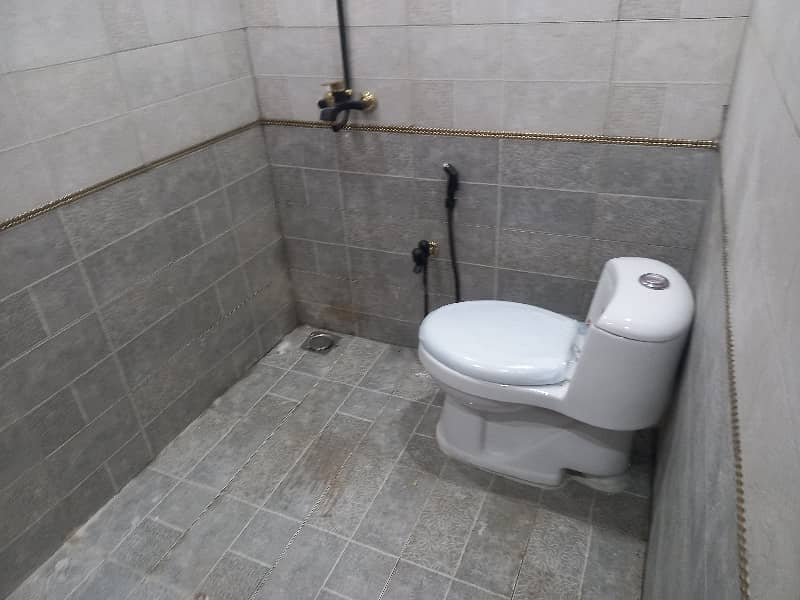 Stunning Prime Location 5 Marla House In Bahria Nasheman - Iris 9