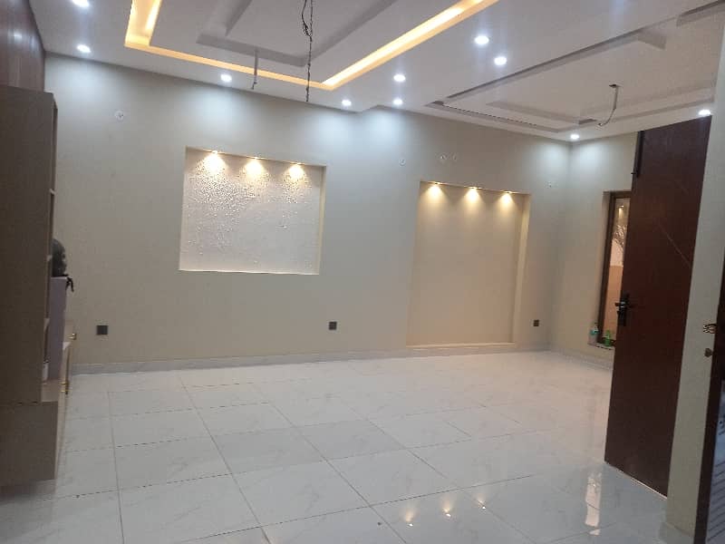 Stunning Prime Location 5 Marla House In Bahria Nasheman - Iris 11